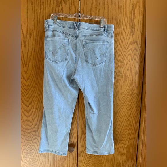 Democracy Light Wash Crop Jeans 14 - Picture 4 of 5